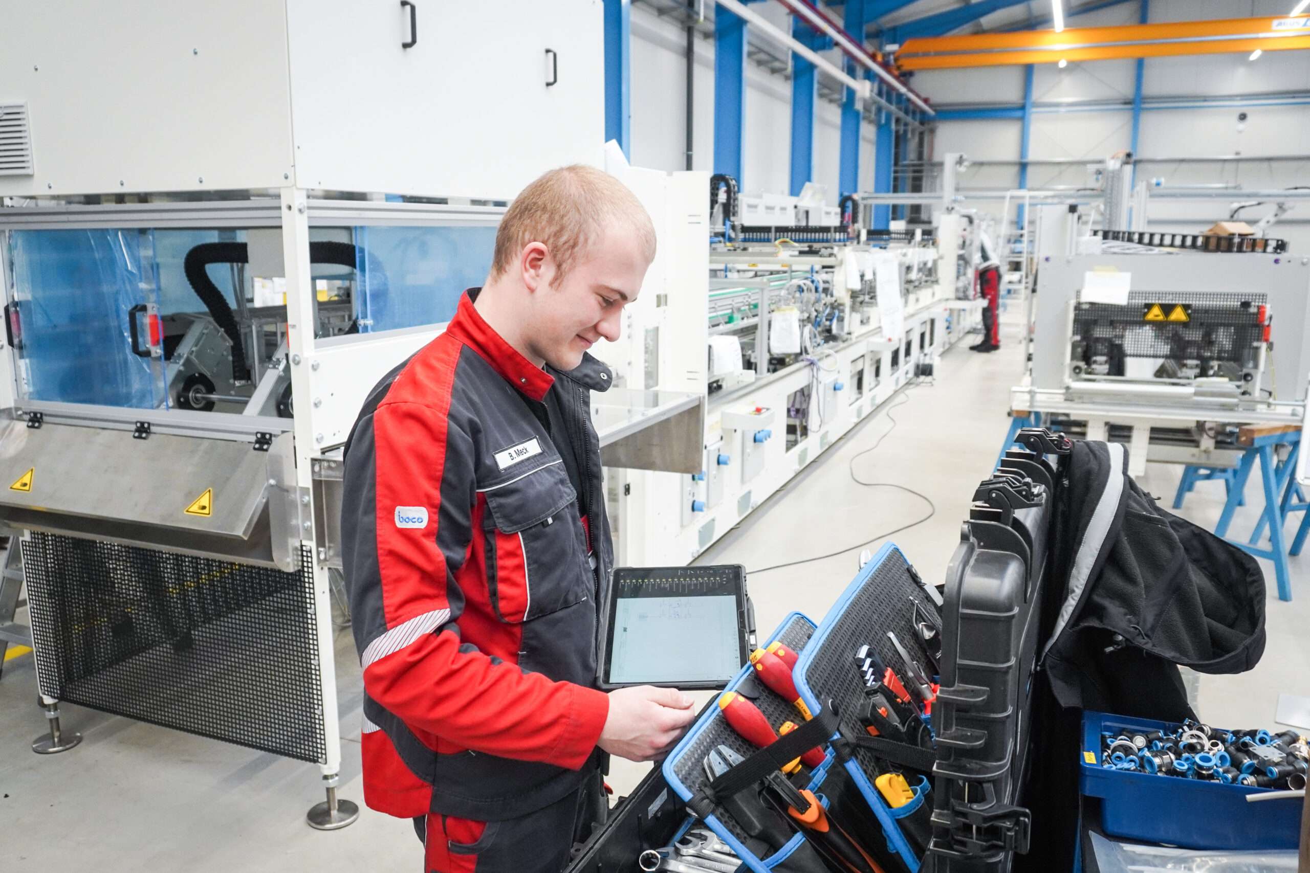 Ausbildung Mechatroniker | B&B Verpackungstechnik 1 ein Auszubildender vor seinem Werkzeugkasten